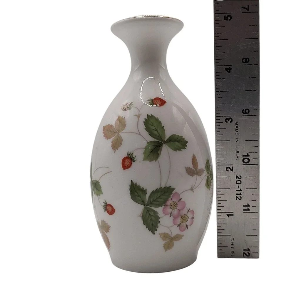 Vintage Wedgewood‎ Wild Strawberry Vase Bud Bone China Gold Rim made in England